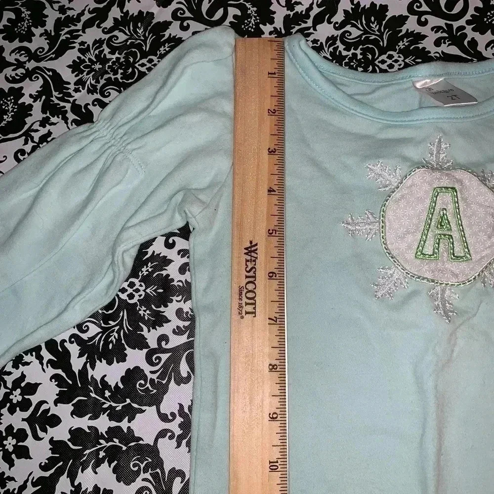 LITTLE GIRLS SNOWFLAKE MONOGRAMMED “A” SHIRT PREOWNED SIZE 2T - Picture 9 of 9